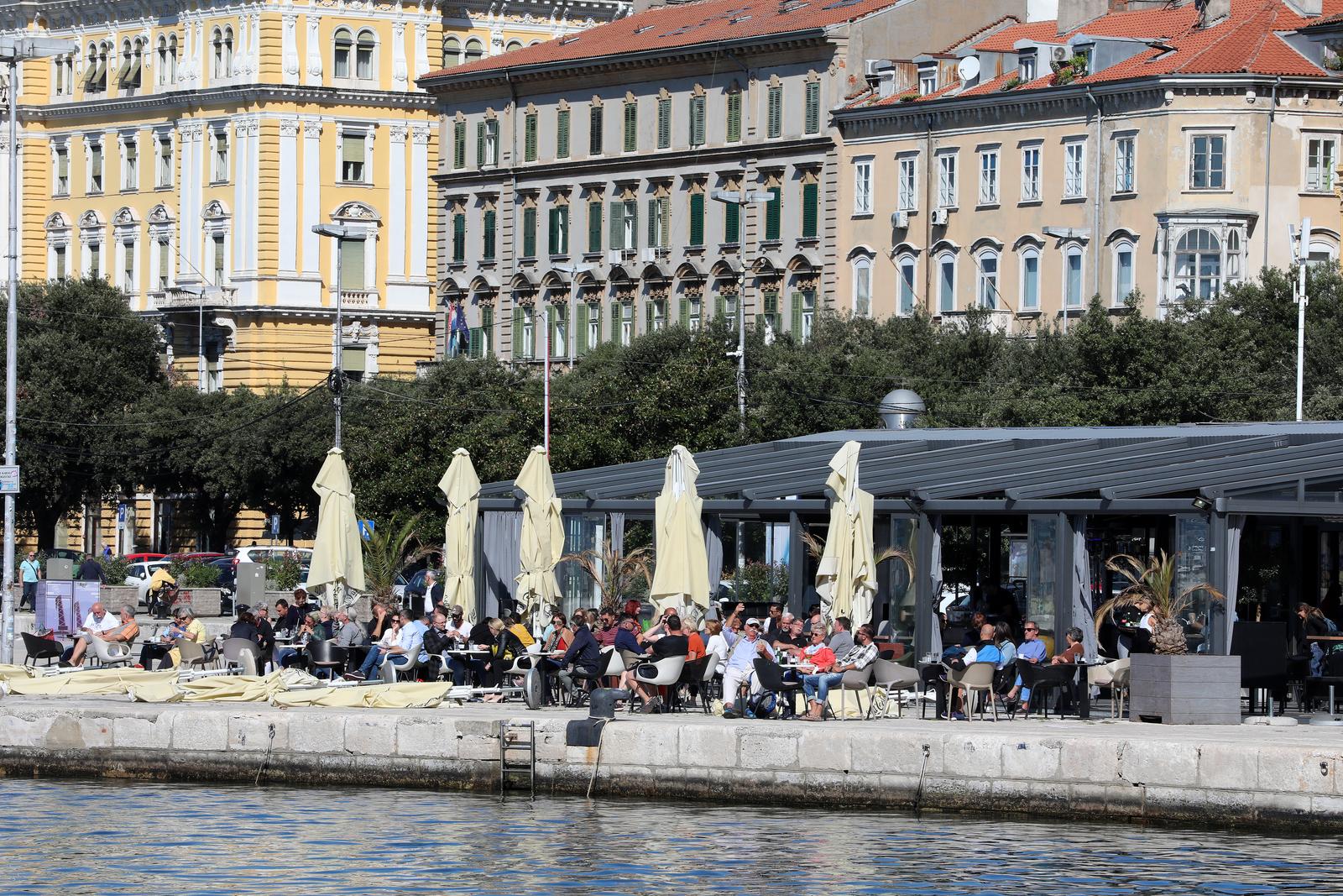 Rijeka: Kafić na gatu Karoline riječke gdje građani vole boraviti na suncu Rijeka: Kafić na gatu Karoline riječke gdje građani vole boraviti na suncu