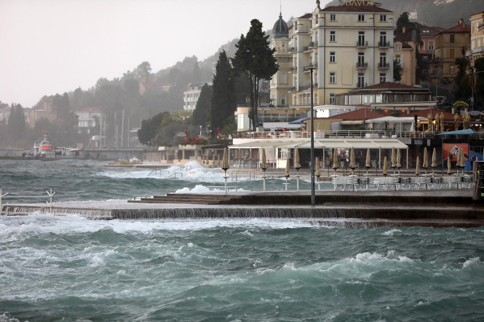 Olujno jugo u Opatiji