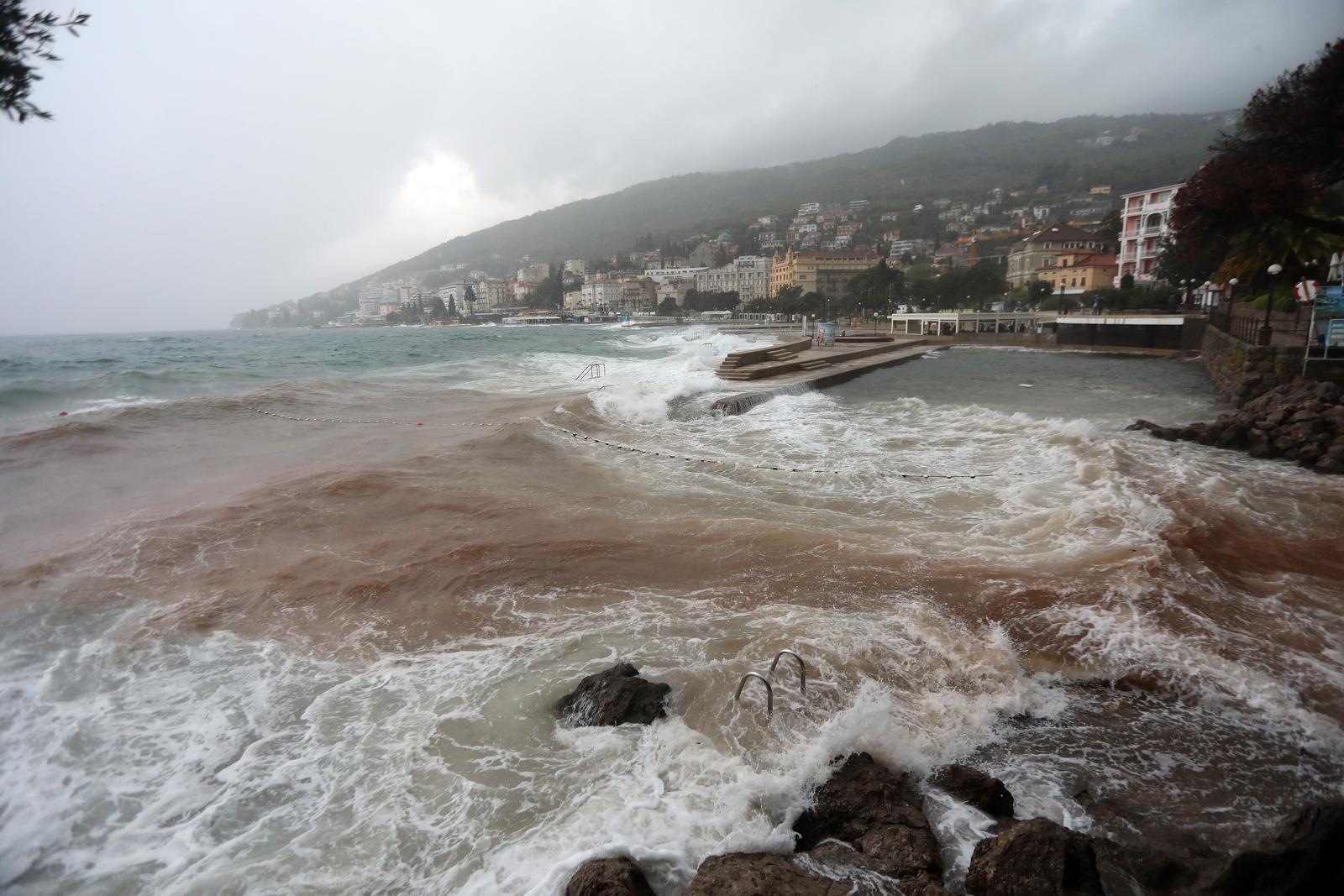 Olujno jugo u Opatiji