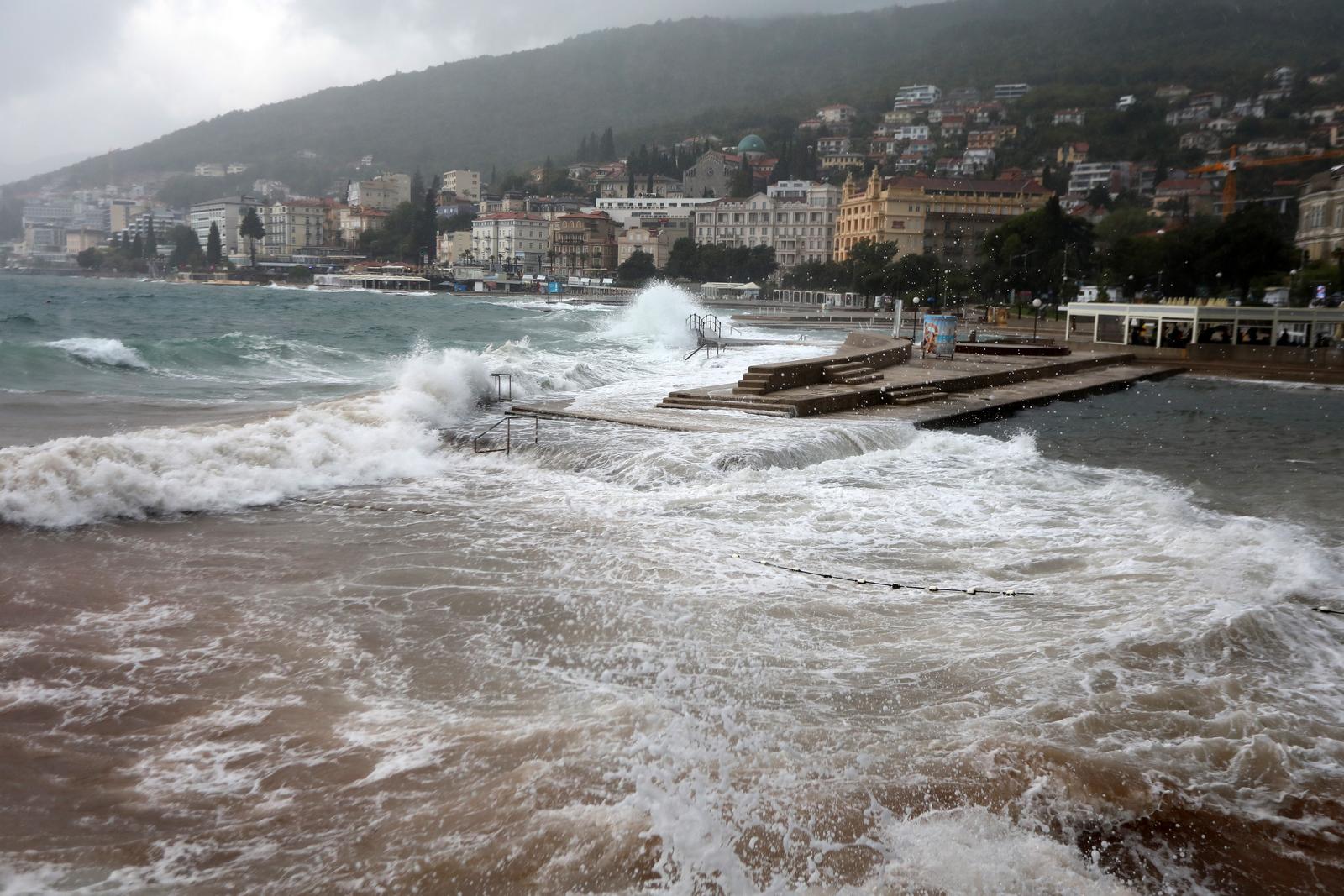 Olujno jugo u Opatiji