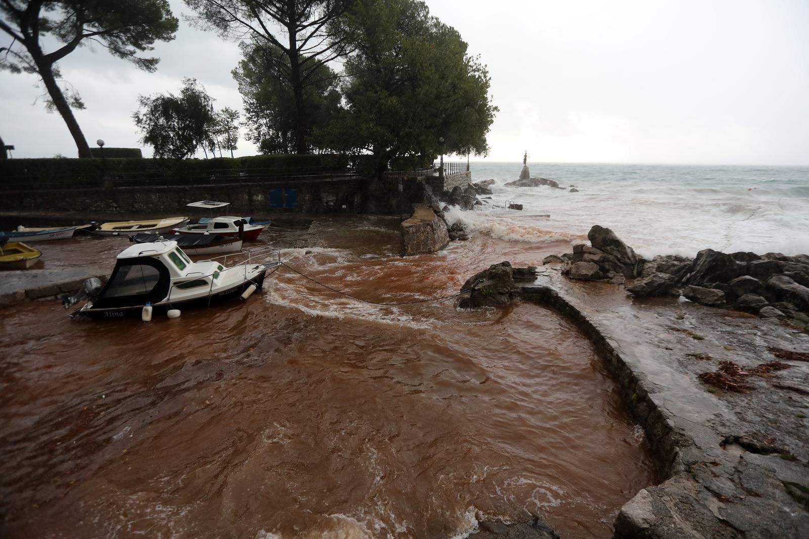 Olujno jugo u Opatiji