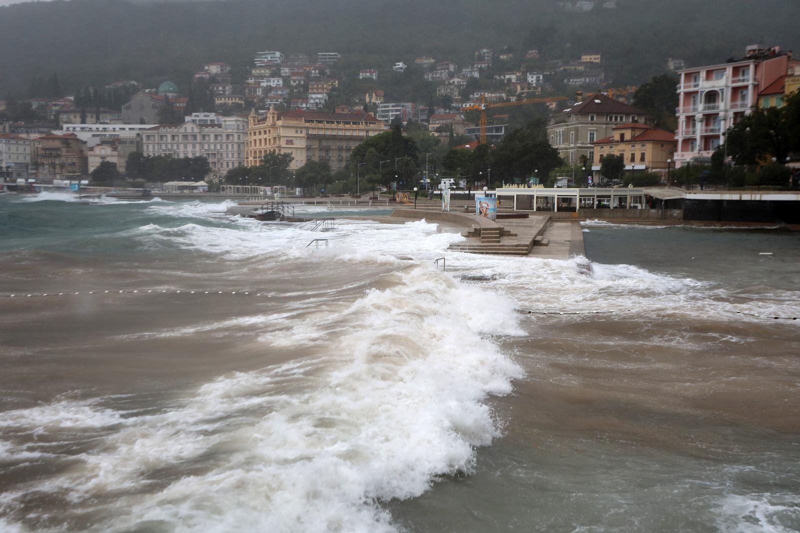 Olujno jugo u Opatiji