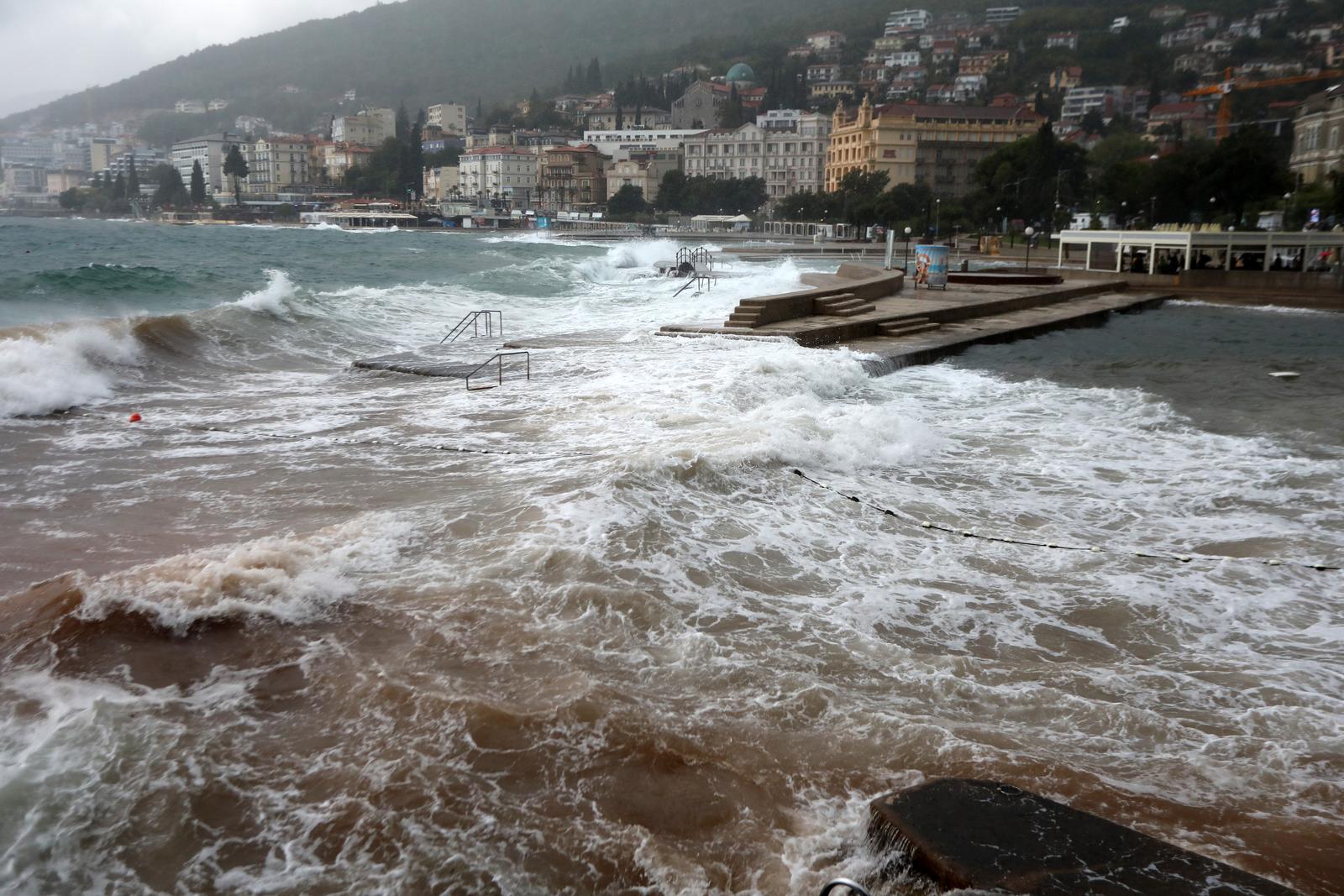 Olujno jugo u Opatiji