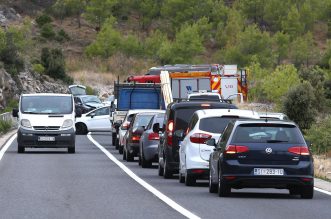 Zbog prometne nesreće prekinut je promet u mjestu Šparadići, sudarila su se tri automobila