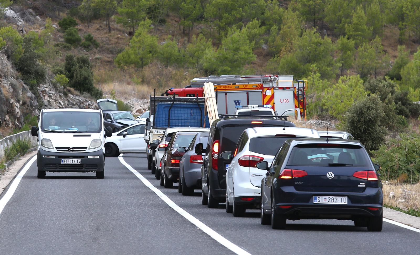 Zbog prometne nesreće prekinut je promet u mjestu Šparadići, sudarila su se tri automobila Zbog prometne nesreće prekinut je promet u mjestu Šparadići, sudarila su se tri automobila