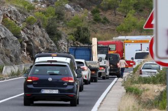 Zbog prometne nesreće prekinut je promet u mjestu Šparadići, sudarila su se tri automobila