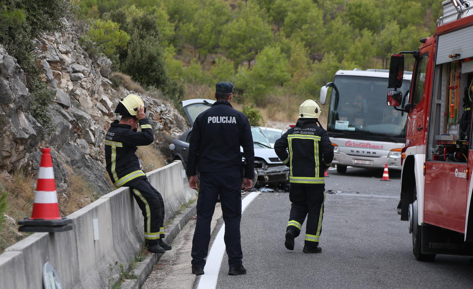 Zbog prometne nesreće prekinut je promet u mjestu Šparadići, sudarila su se tri automobila Zbog prometne nesreće prekinut je promet u mjestu Šparadići, sudarila su se tri automobila
