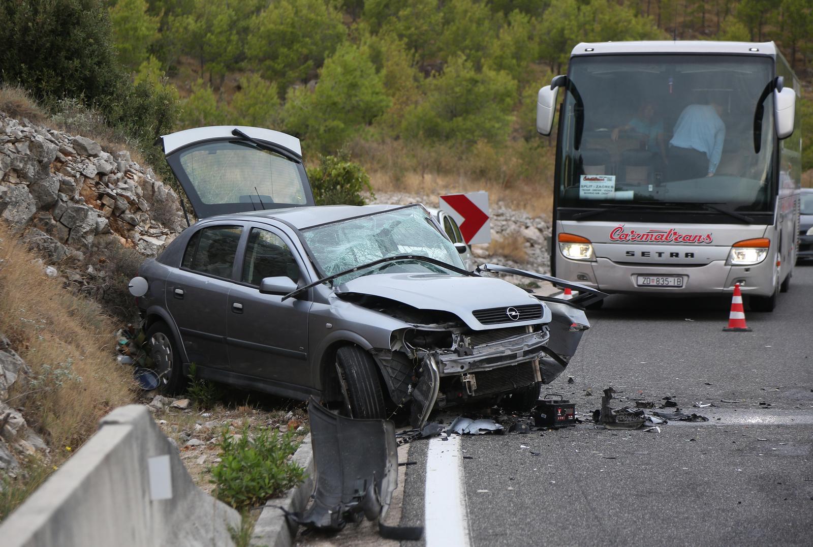 Zbog prometne nesreće prekinut je promet u mjestu Šparadići, sudarila su se tri automobila Zbog prometne nesreće prekinut je promet u mjestu Šparadići, sudarila su se tri automobila