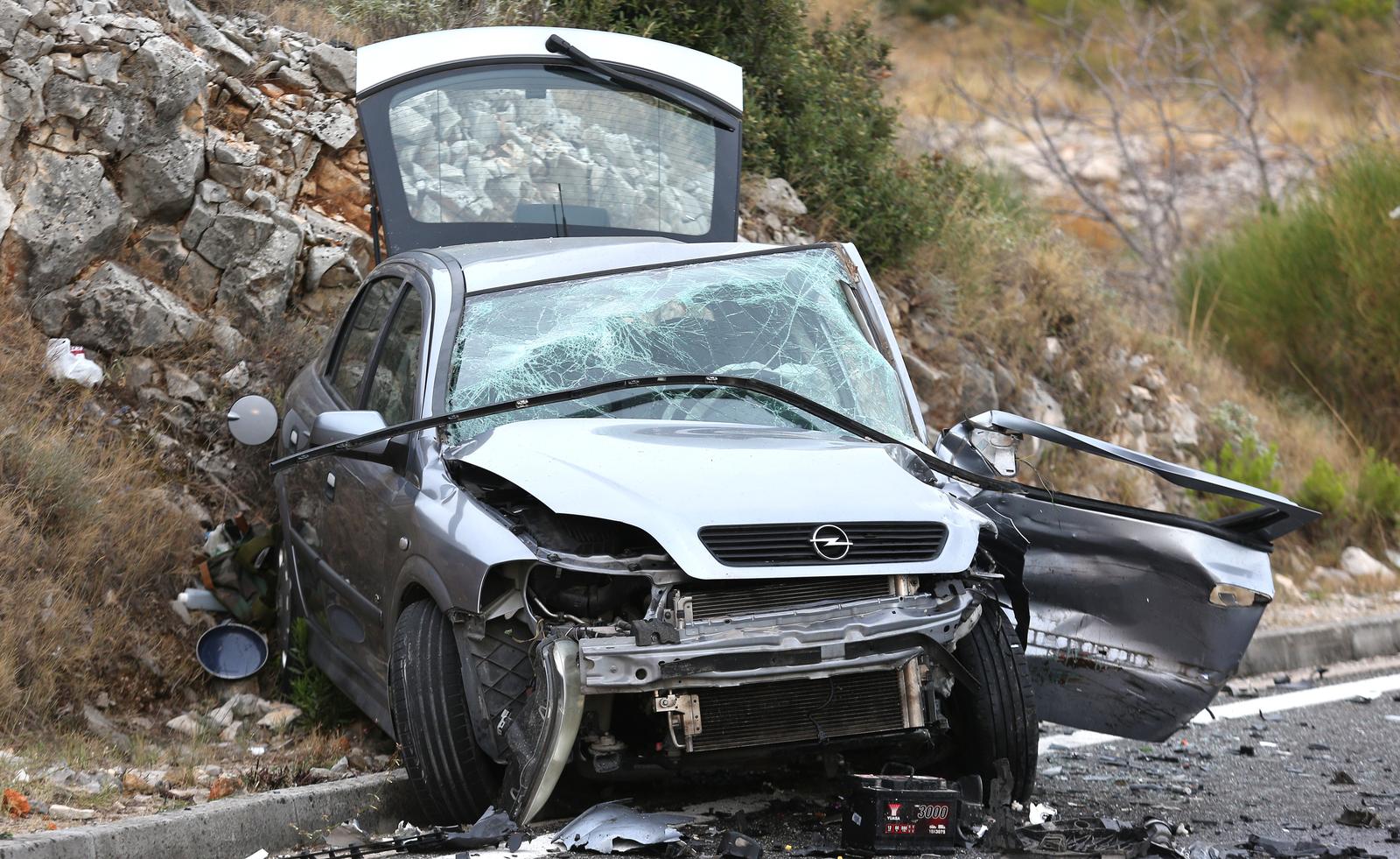 Zbog prometne nesreće prekinut je promet u mjestu Šparadići, sudarila su se tri automobila Zbog prometne nesreće prekinut je promet u mjestu Šparadići, sudarila su se tri automobila