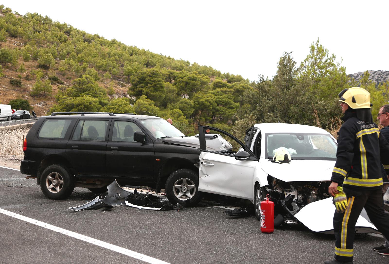 Zbog prometne nesreće prekinut je promet u mjestu Šparadići, sudarila su se tri automobila Zbog prometne nesreće prekinut je promet u mjestu Šparadići, sudarila su se tri automobila