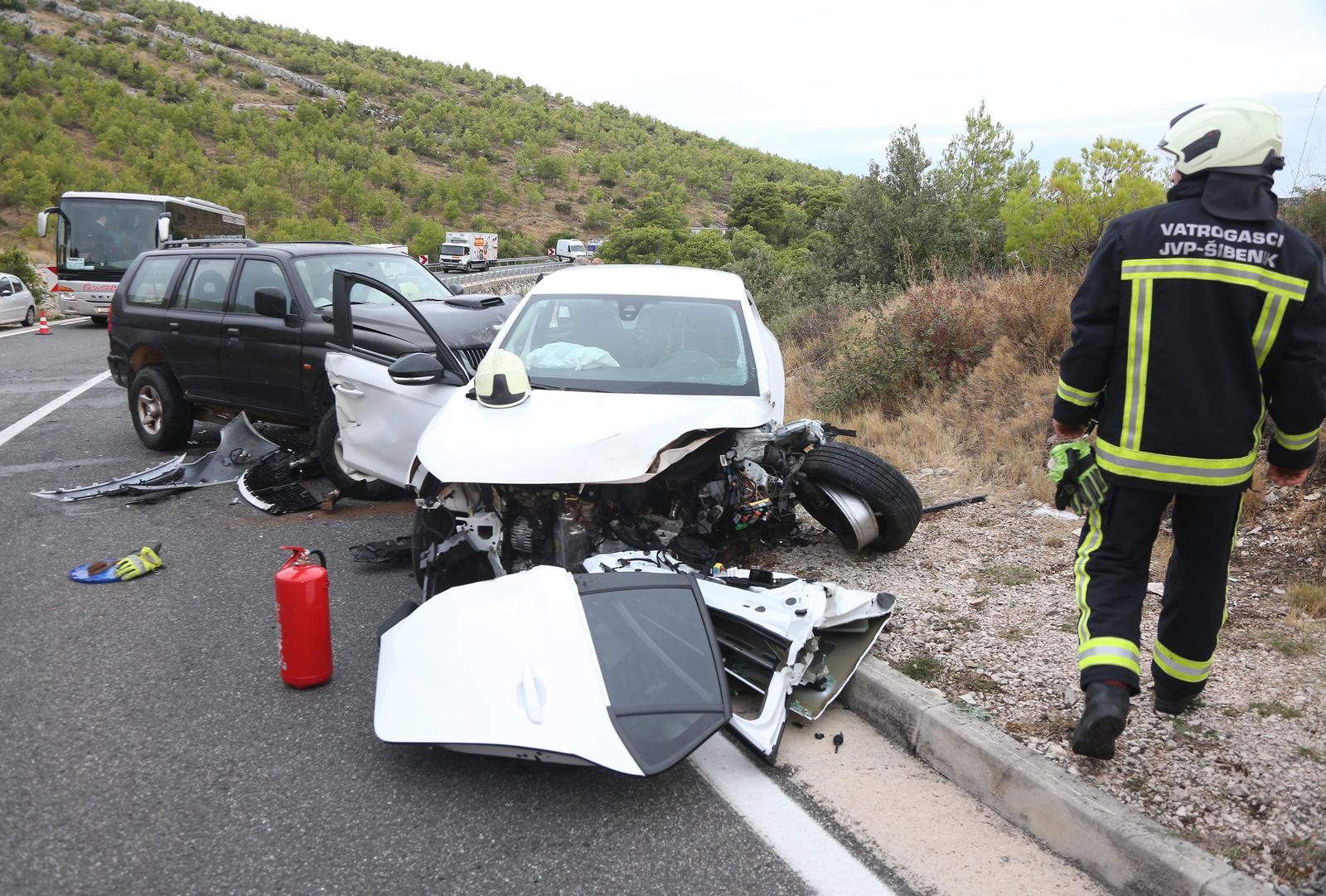 Zbog prometne nesreće prekinut je promet u mjestu Šparadići, sudarila su se tri automobila Zbog prometne nesreće prekinut je promet u mjestu Šparadići, sudarila su se tri automobila