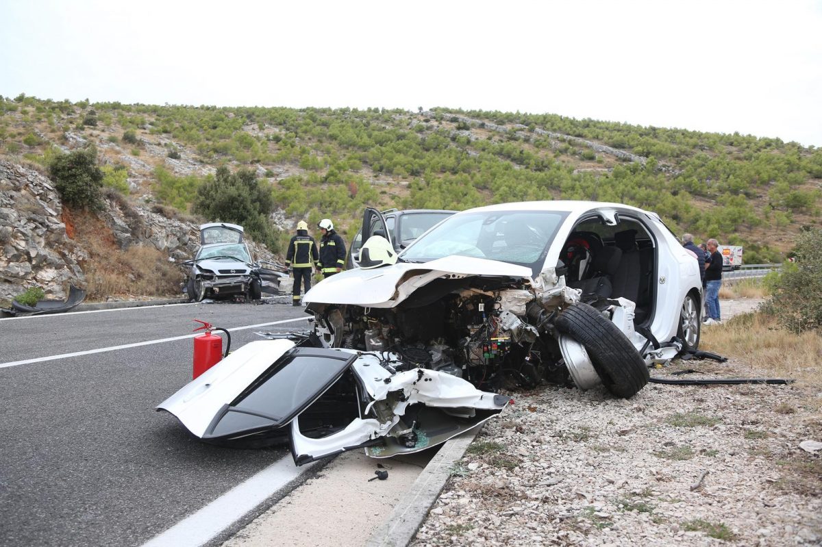 Zbog prometne nesreće prekinut je promet u mjestu Šparadići, sudarila su se tri automobila