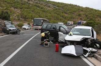 Zbog prometne nesreće prekinut je promet u mjestu Šparadići, sudarila su se tri automobila