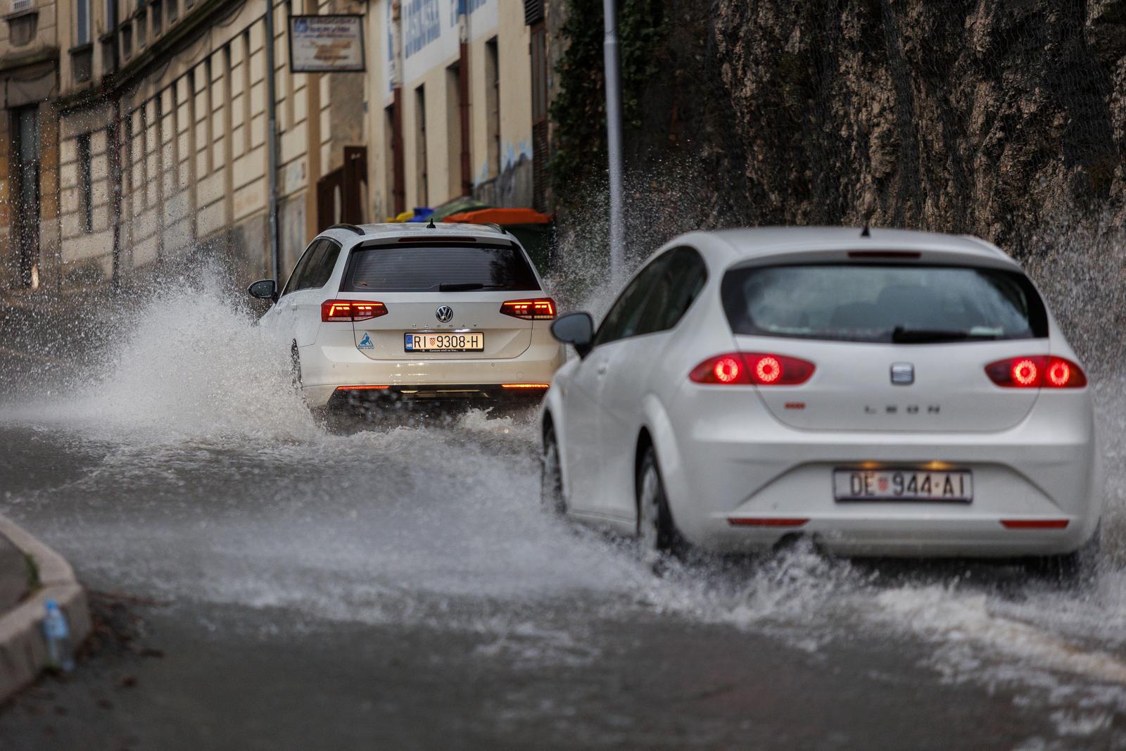 Rijeka: Zbog obilne kiše podignute su šahte iz kojih se slijevaju potoci