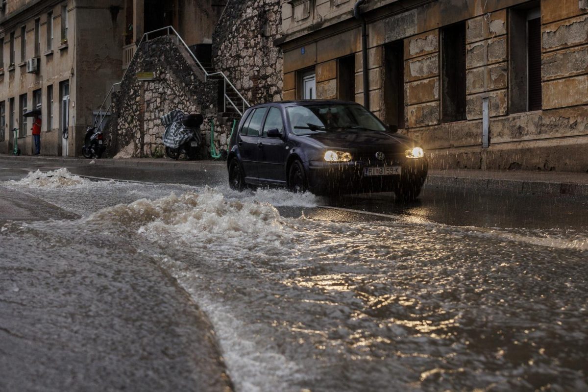 Rijeka: Zbog obilne kiše podignute su šahte iz kojih se slijevaju potoci