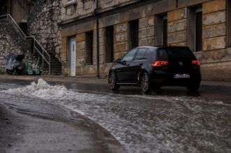 Rijeka: Zbog obilne kiše podignute su šahte iz kojih se slijevaju potoci