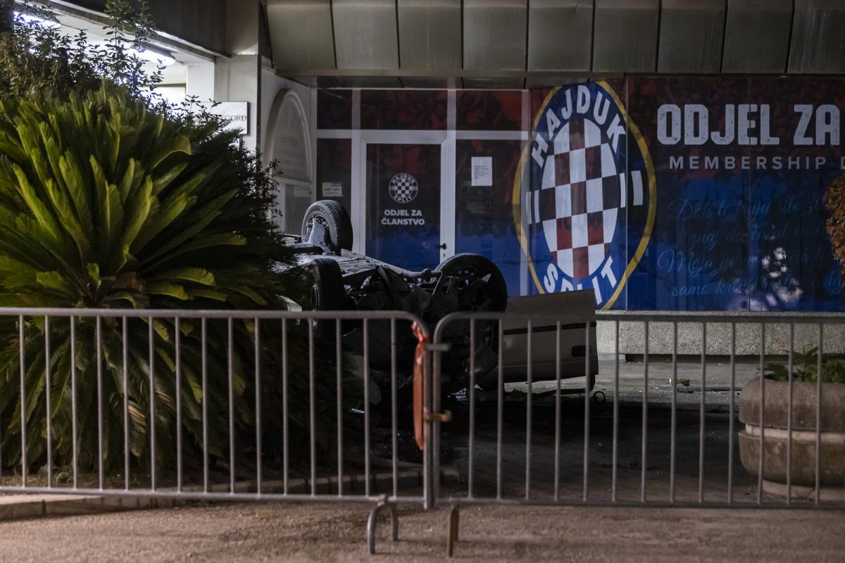 Split: Automobilom probio ogradu na Poljudu i pao s desetak metara visine