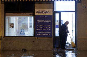 Riječka Fiumara nakon obilne kiše potpuno potopljena, automobili ostali zarobljeni u vodi