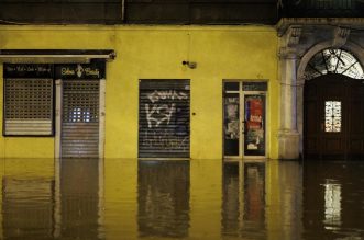 Riječka Fiumara nakon obilne kiše potpuno potopljena, automobili ostali zarobljeni u vodi