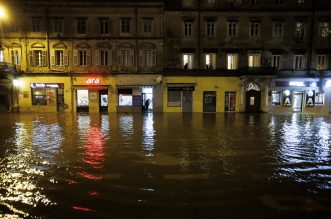 Riječka Fiumara nakon obilne kiše potpuno potopljena, automobili ostali zarobljeni u vodi