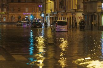 Riječka Fiumara nakon obilne kiše potpuno potopljena, automobili ostali zarobljeni u vodi