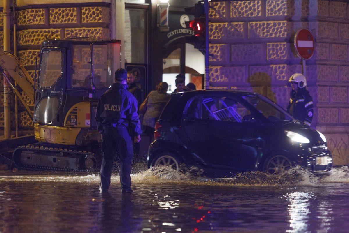 Riječka Fiumara nakon obilne kiše potpuno potopljena, automobili ostali zarobljeni u vodi