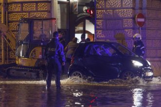 Riječka Fiumara nakon obilne kiše potpuno potopljena, automobili ostali zarobljeni u vodi