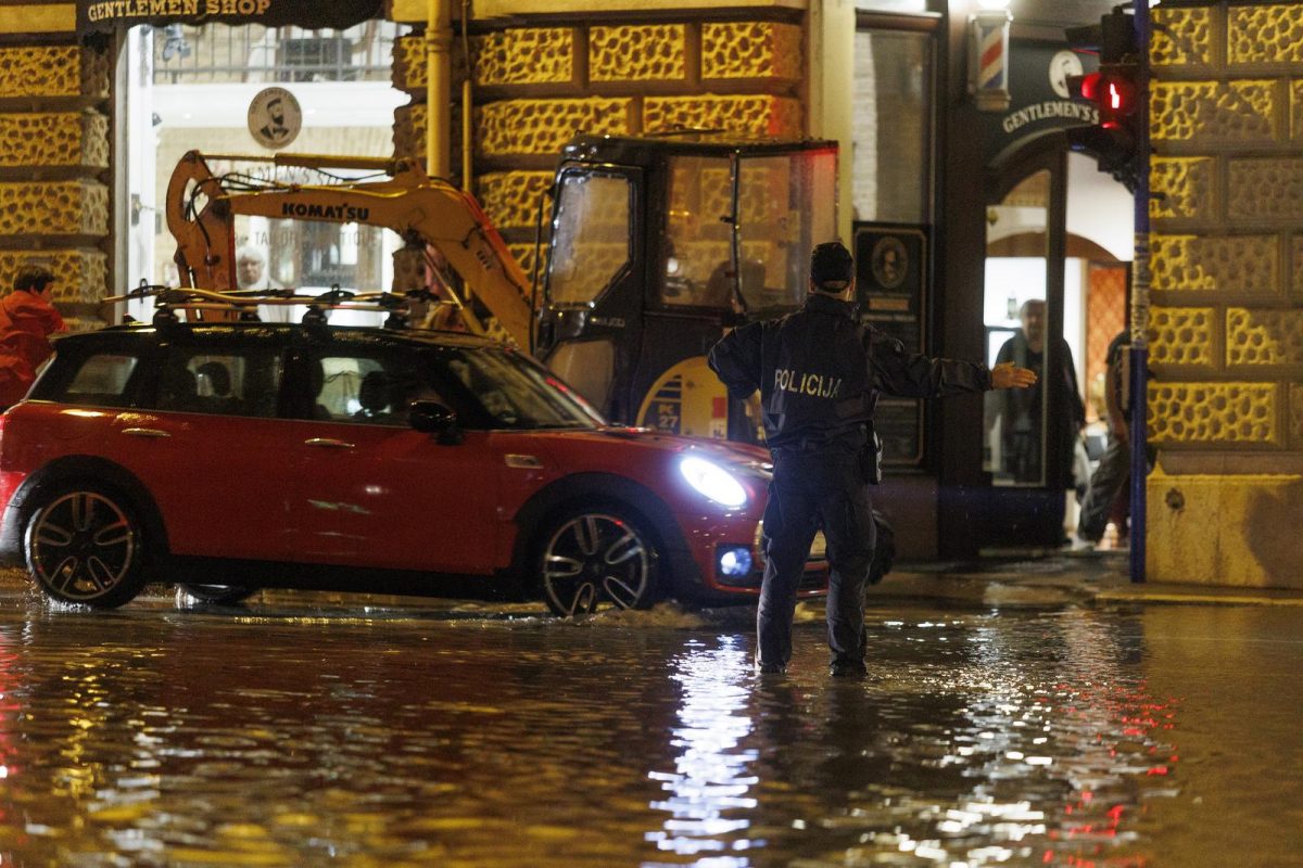 Riječka Fiumara nakon obilne kiše potpuno potopljena, automobili ostali zarobljeni u vodi
