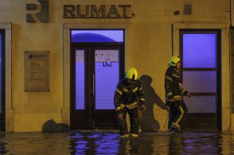 Riječka Fiumara nakon obilne kiše potpuno potopljena, automobili ostali zarobljeni u vodi