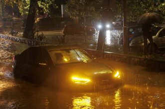 Riječka Fiumara nakon obilne kiše potpuno potopljena, automobili ostali zarobljeni u vodi