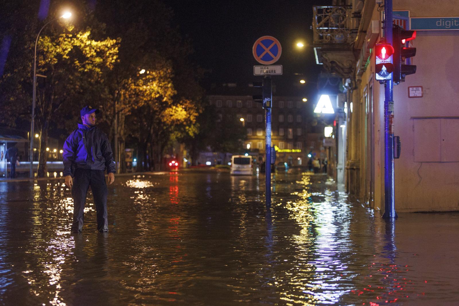 Riječka Fiumara nakon obilne kiše potpuno potopljena, automobili ostali zarobljeni u vodi