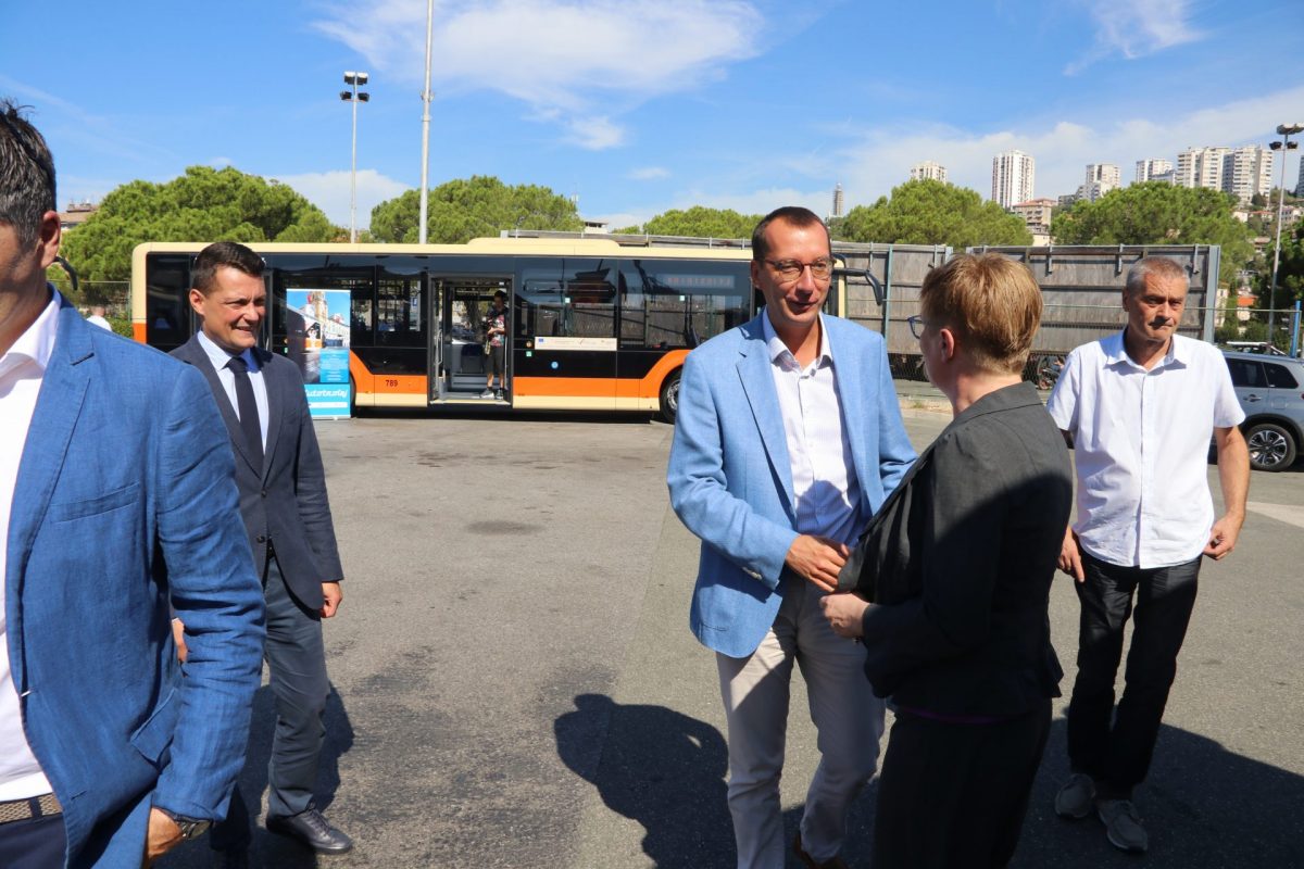 Predstavljeno-14-novih-autobusa-Autotroleja-nabavljenih-EU-sredstvima-3