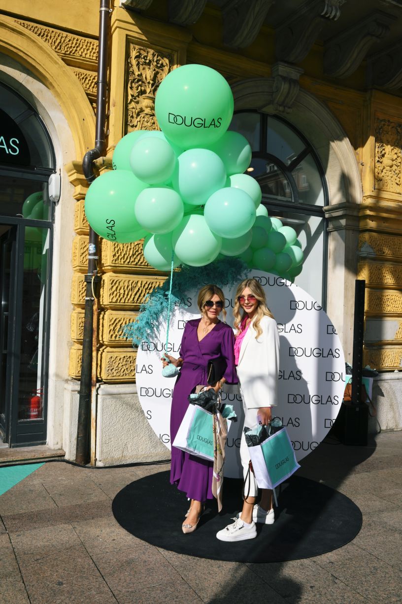 Daniela i Ema Gračan ispred parfumerije