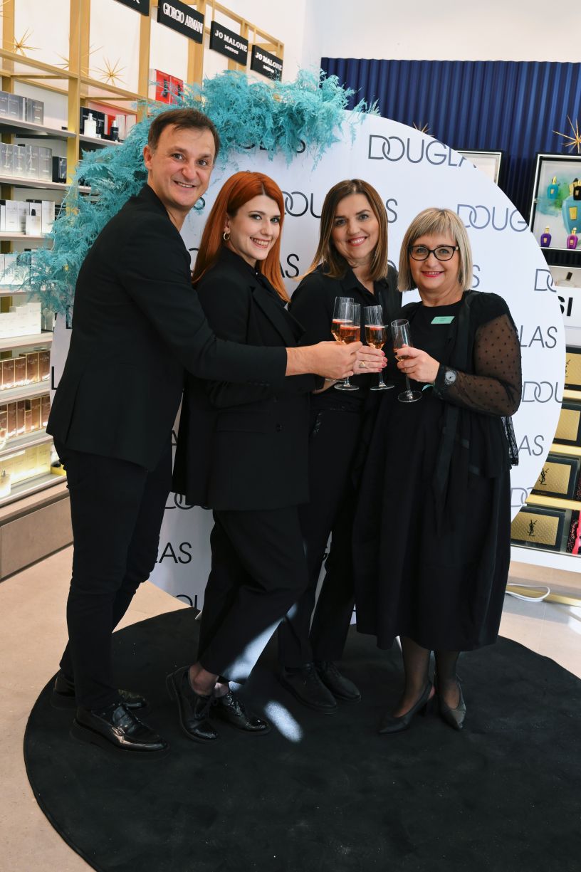 Djelatnici Douglas parfumerije s voditeljicom novootvorene poslovnice