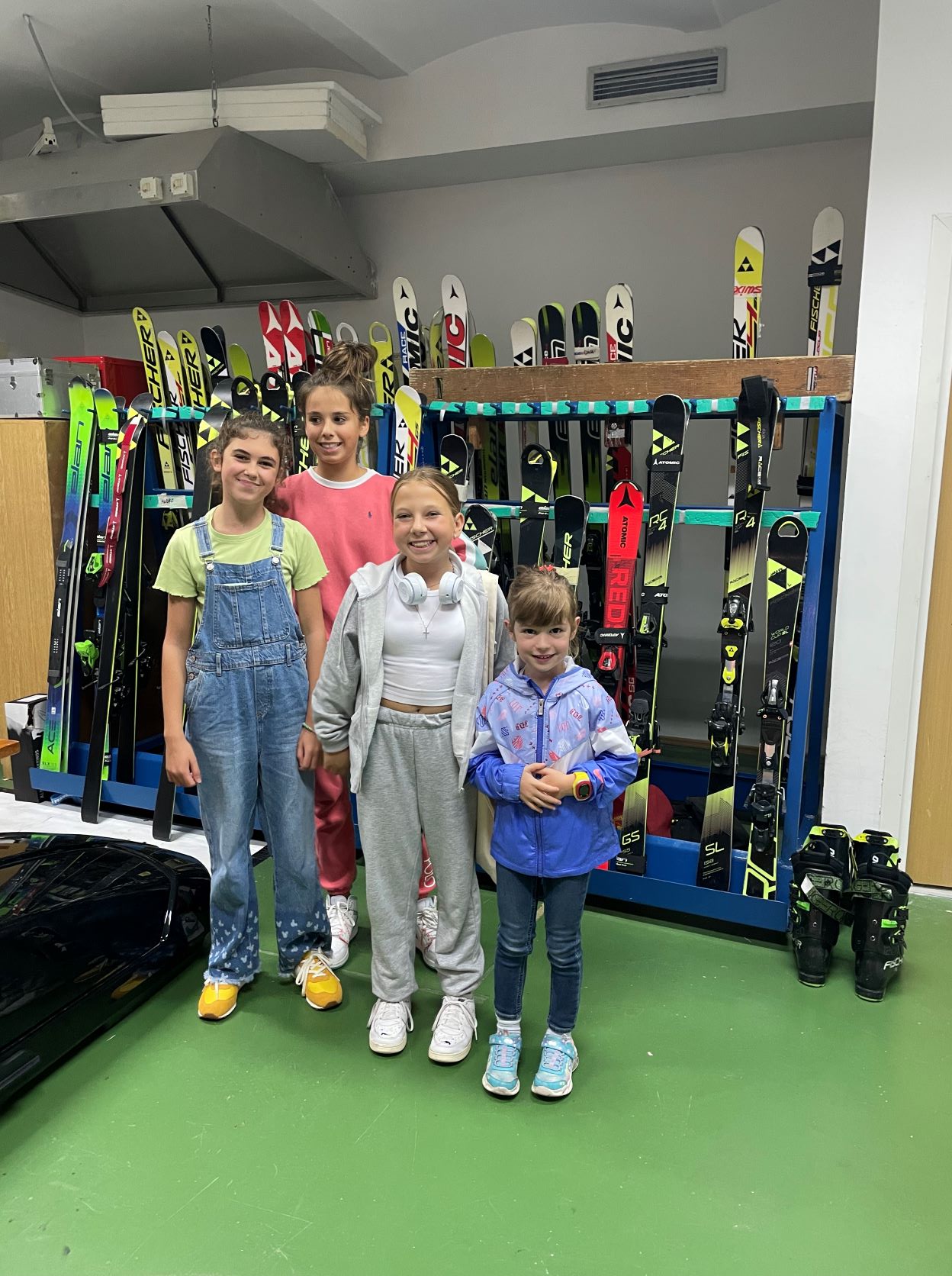 Mladi skijaši u skijarni 2022