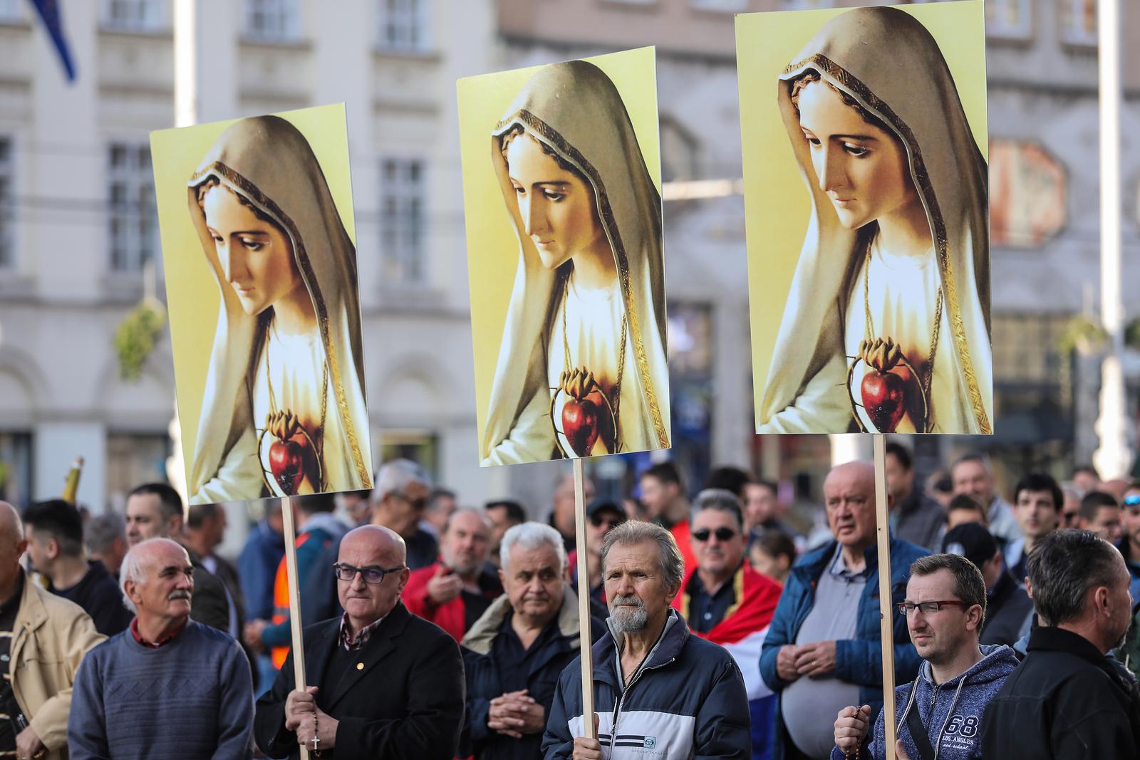 Zagreb: Muškarci na Trgu bana Josipa Jelačića molili krunicu Zagreb: Muškarci na Trgu bana Josipa Jelačića molili krunicu