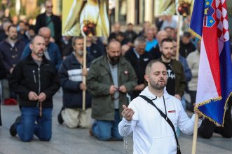 Zagreb: Muškarci  na Trgu bana Josipa Jelačića molili krunicu