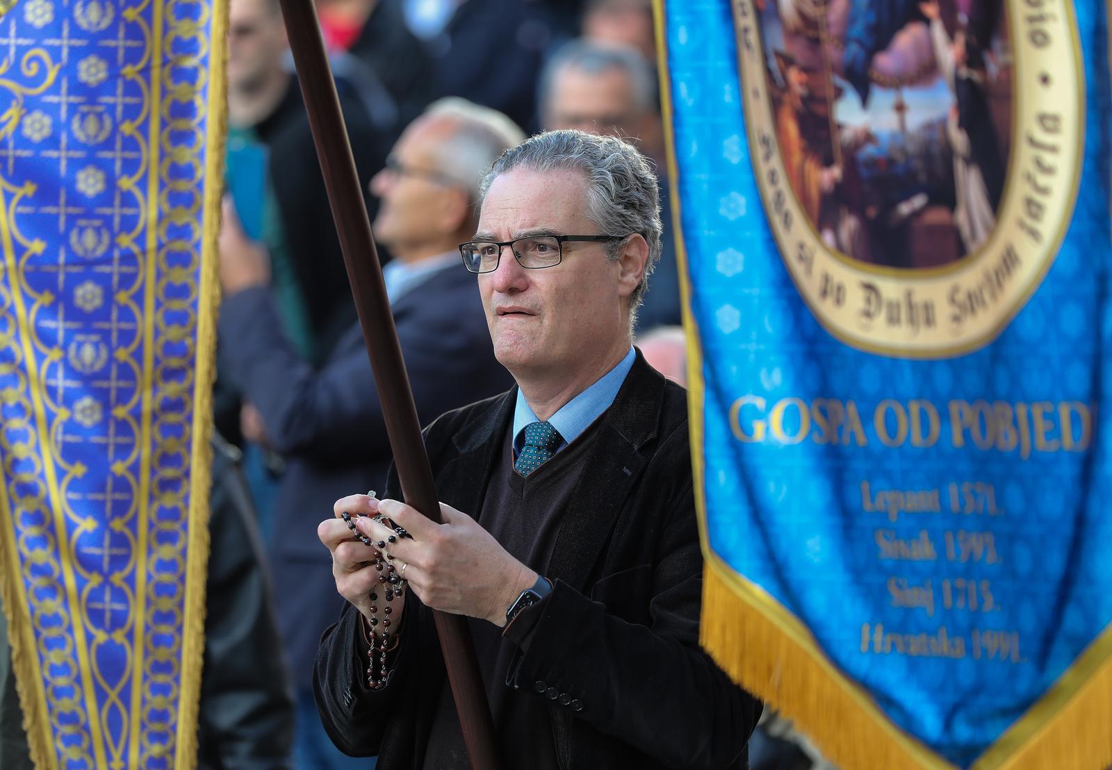 Zagreb: Muškarci na Trgu bana Josipa Jelačića molili krunicu Zagreb: Muškarci na Trgu bana Josipa Jelačića molili krunicu