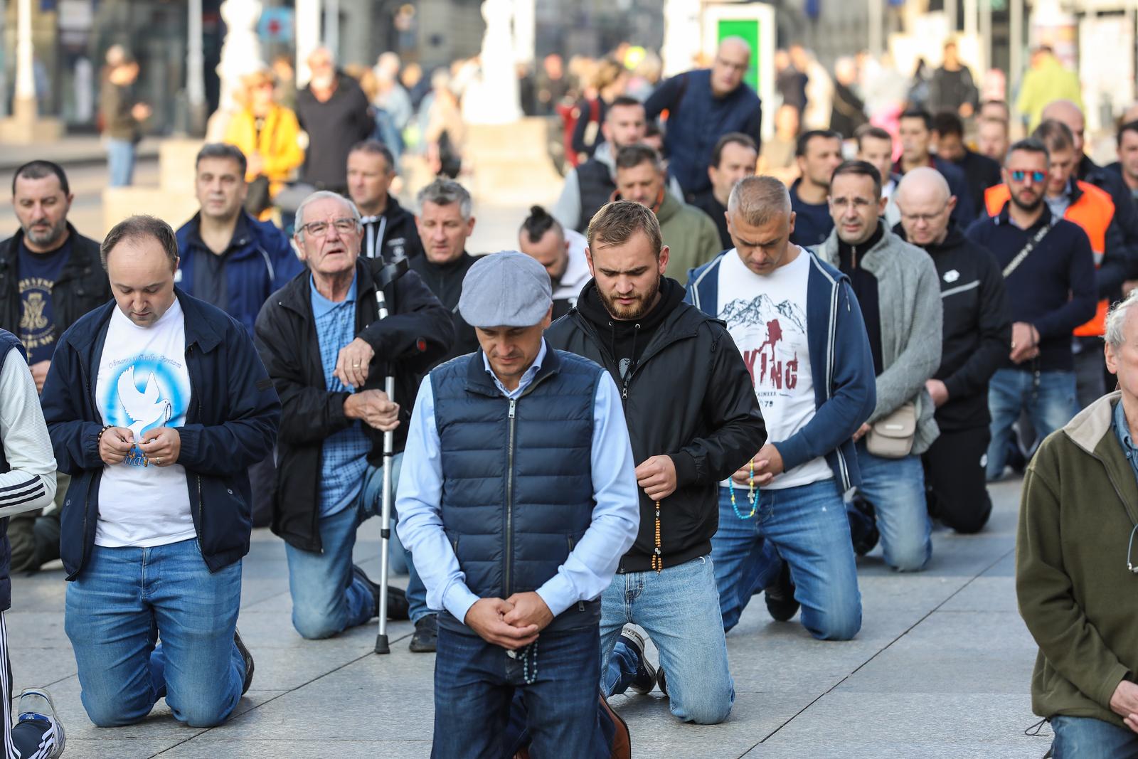 Zagreb: Muškarci na Trgu bana Josipa Jelačića molili krunicu Zagreb: Muškarci na Trgu bana Josipa Jelačića molili krunicu