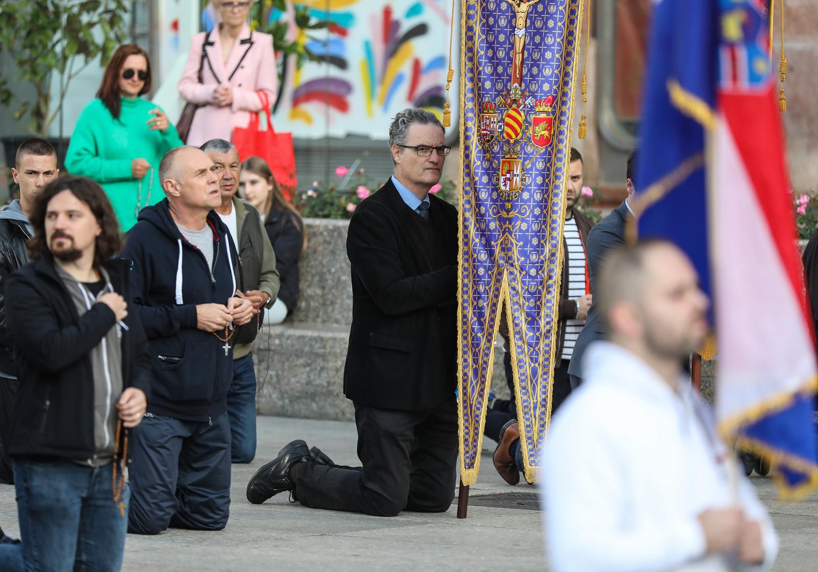 Zagreb: Muškarci na Trgu bana Josipa Jelačića molili krunicu Zagreb: Muškarci na Trgu bana Josipa Jelačića molili krunicu