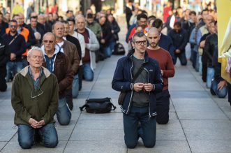 Zagreb: Muškarci  na Trgu bana Josipa Jelačića molili krunicu