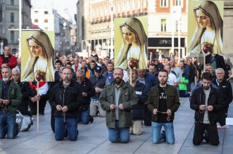 Zagreb: Muškarci  na Trgu bana Josipa Jelačića molili krunicu