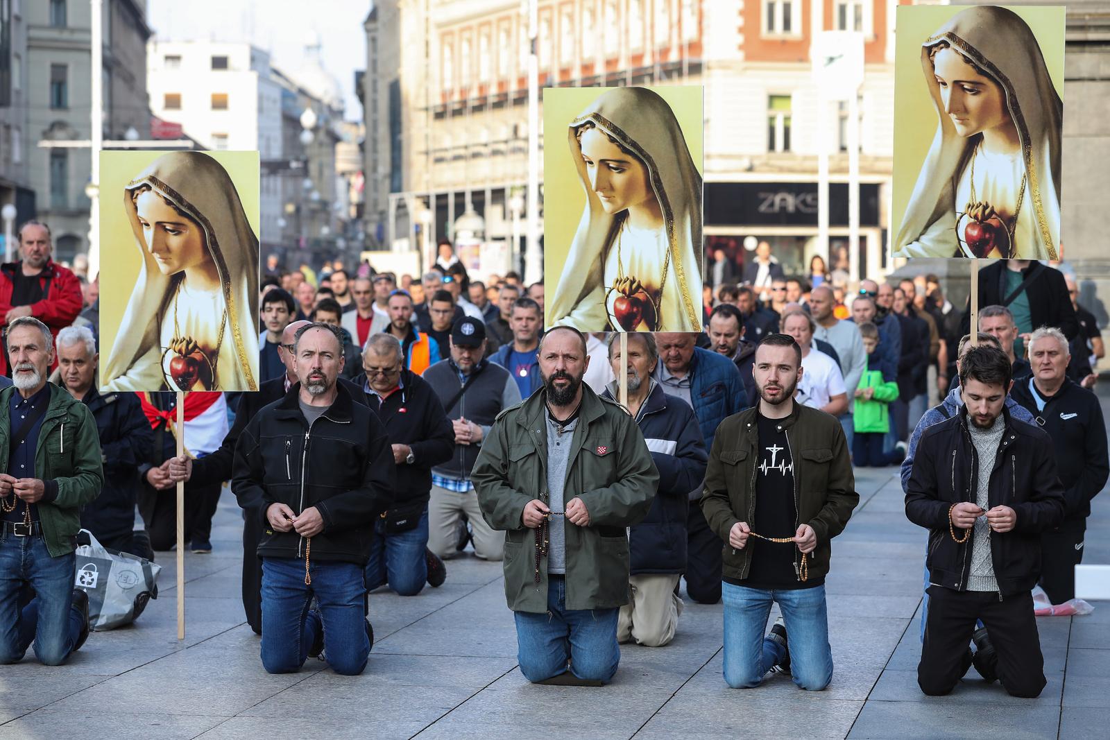 Zagreb: Muškarci na Trgu bana Josipa Jelačića molili krunicu Zagreb: Muškarci na Trgu bana Josipa Jelačića molili krunicu