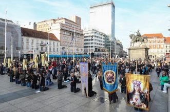 Zagreb: Muškarci  na Trgu bana Josipa Jelačića molili krunicu