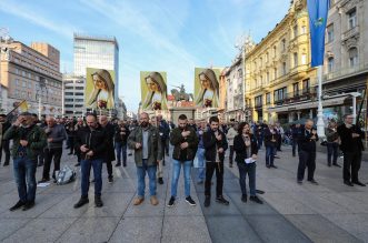 Zagreb: Muškarci  na Trgu bana Josipa Jelačića molili krunicu