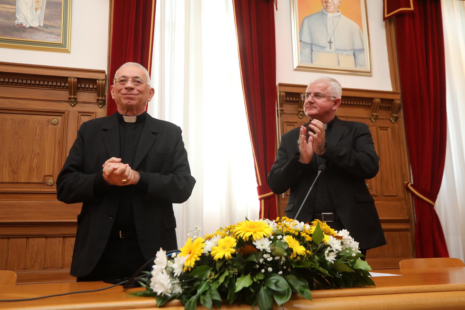 Nadbiskup Devčić odlazi u mirovinu, Uzinić preuzima Riječku nadbiskupiju Nadbiskup Devčić odlazi u mirovinu, Uzinić preuzima Riječku nadbiskupiju