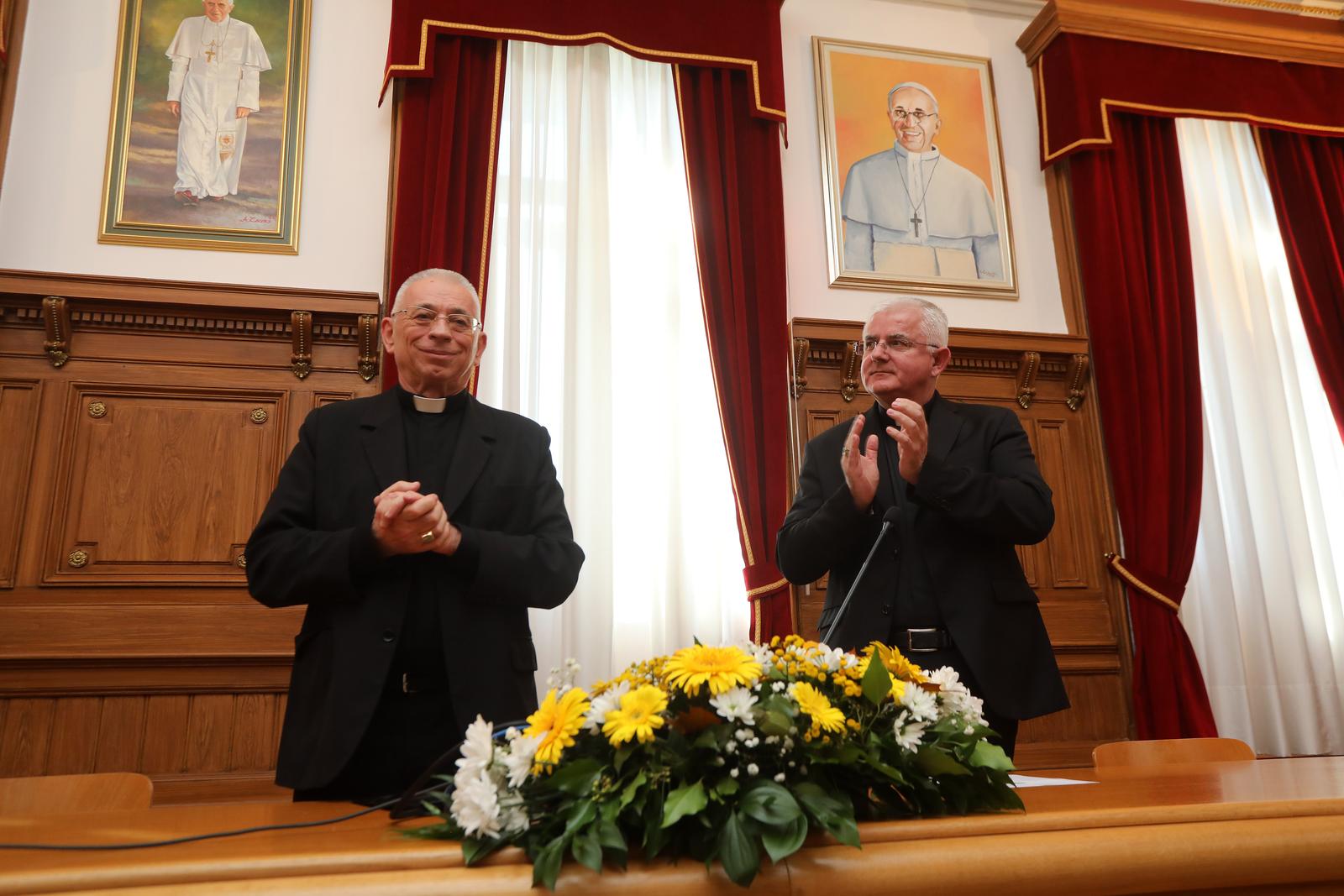 Nadbiskup Devčić odlazi u mirovinu, Uzinić preuzima Riječku nadbiskupiju Nadbiskup Devčić odlazi u mirovinu, Uzinić preuzima Riječku nadbiskupiju