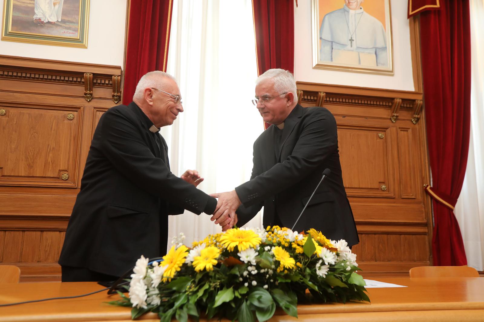 Nadbiskup Devčić odlazi u mirovinu, Uzinić preuzima Riječku nadbiskupiju Nadbiskup Devčić odlazi u mirovinu, Uzinić preuzima Riječku nadbiskupiju