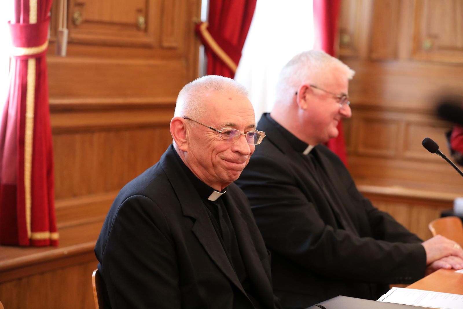 Nadbiskup Devčić odlazi u mirovinu, Uzinić preuzima Riječku nadbiskupiju Nadbiskup Devčić odlazi u mirovinu, Uzinić preuzima Riječku nadbiskupiju