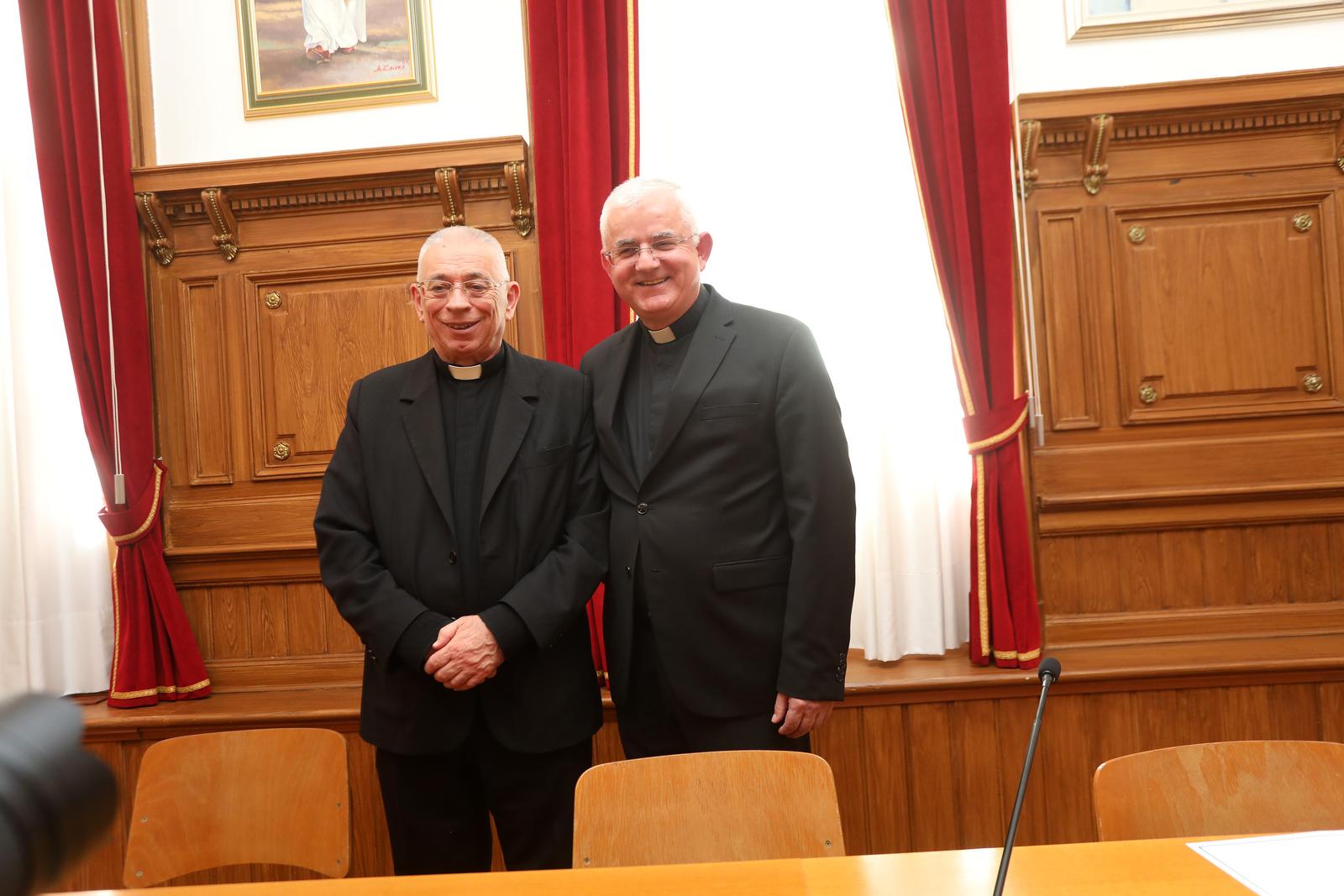 Nadbiskup Devčić odlazi u mirovinu, Uzinić preuzima Riječku nadbiskupiju Nadbiskup Devčić odlazi u mirovinu, Uzinić preuzima Riječku nadbiskupiju